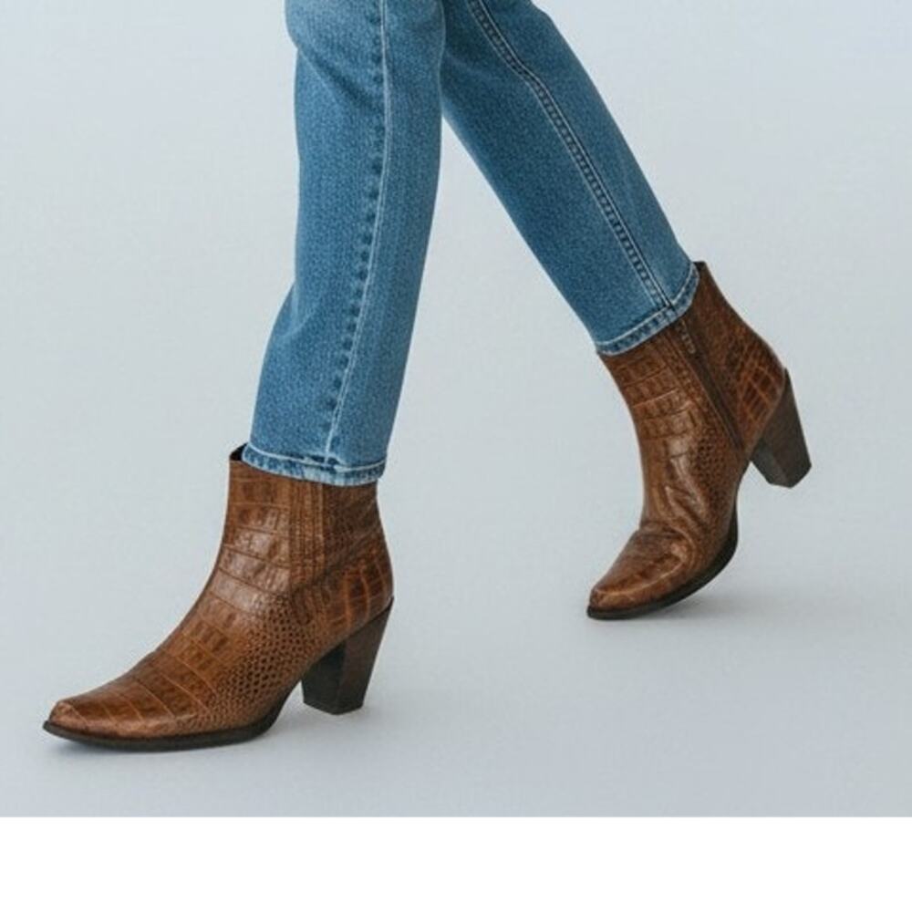 10 Boots Booties caramel crocodile-embossed leather pointed toe "Vero Cuoio"